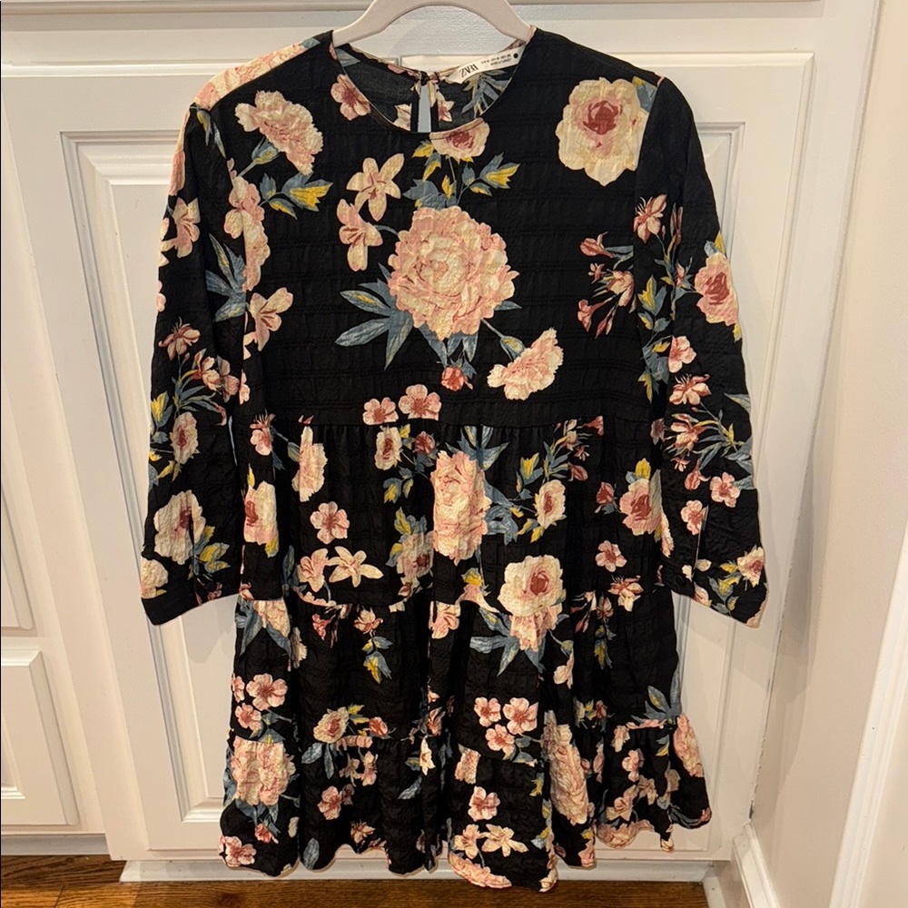 Zara Women’s flowy dress- size Medium, 3/4 length sleeve, keyhole back/ like new